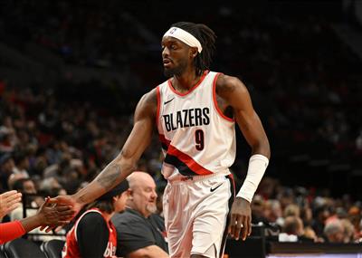 เทรลเบลเซอร์สทำสามพอยน์เตอร์ได้ 9 ลูกในควอเตอร์เดียว และเอาชนะวอร์ริเออร์สได้ 13 แต้มในควอเตอร์ที่สองเพื่อพลิกกลับ