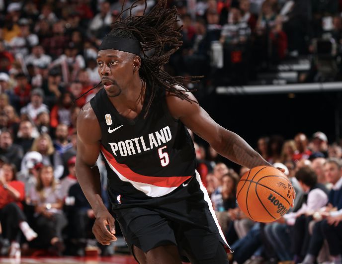 Holiday & Kamara ยิงสามแต้มได้ 6 ลูกในครึ่งแรกช่วยให้ทีม Trail Blazers เก็บคะแนนได้