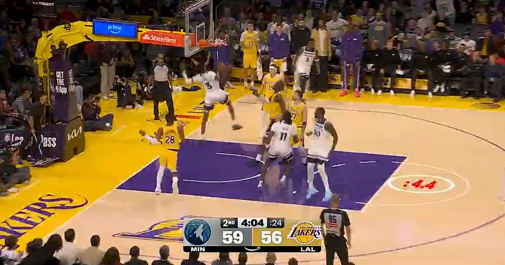 ช่างแตกต่างจริงๆ! ทิมเบอร์วูล์ฟขึ้นนำ 10-1 ในการดีดตัวในแดนหน้า และทำประตูได้ 18-0 ในการโจมตีครั้งที่สอง