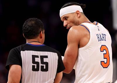 เขารู้สึกเย็นเมื่อจับบอล แต่เขามีส่วนช่วยอย่างมากเมื่อคว้ารีบาวด์! ฮาร์ทกลับมาเล่นเกมได้เพียง 2 แต้มจากการยิง 1 จาก 8 และคว้า 14 รีบาวด์