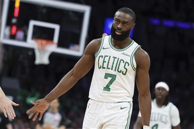 ผิดพลาดเยอะมาก! บราวน์ทำคะแนน 23 คะแนนจากการยิง 9 ต่อ 18 และมีเทิร์นโอเวอร์ 7 ครั้ง