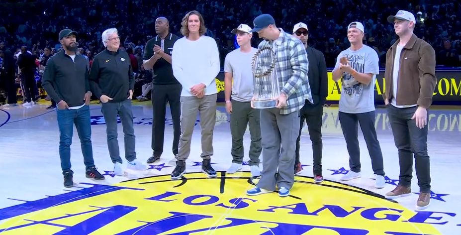 เจ้านายคนเดียวกัน! Dodgers ชมการถ่ายทอดสดเกม Lakers vs. Spurs