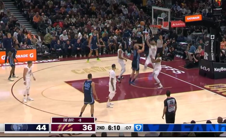 ทรี คาวาเลียร์ส ยิง 2 หลักในครึ่งแรก อัลเลน 10 แต้ม 5 รีบาวด์ และยังคงตามความเคลื่อนไหว 7 แต้ม